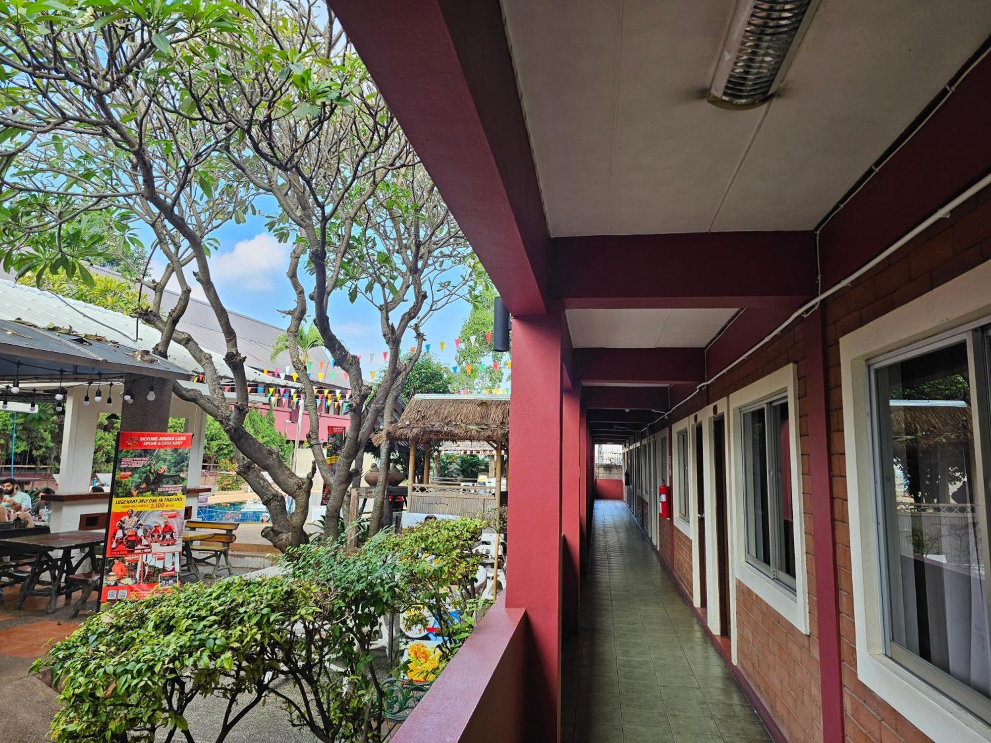 Red Brick Hostel Chiang Mai Exterior photo